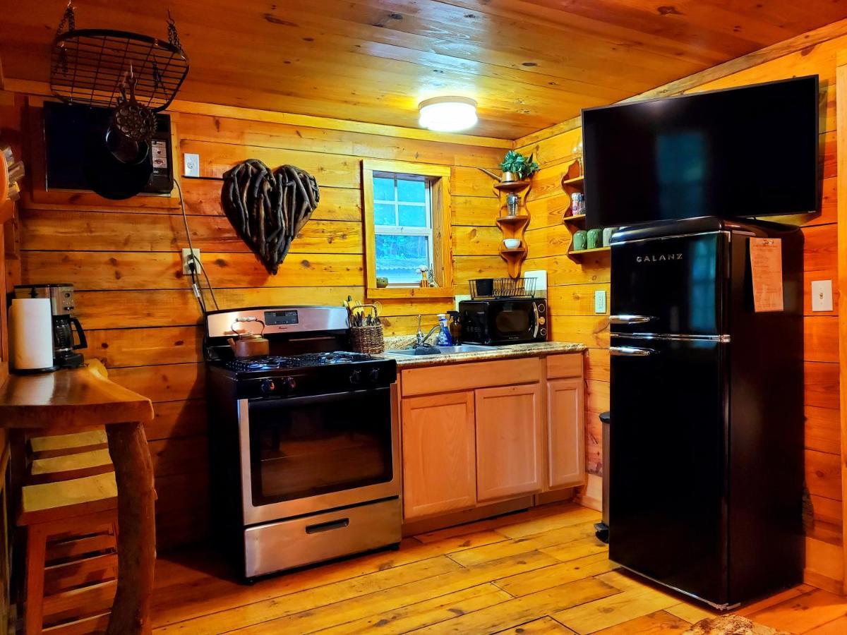 Lil' Log At Hearthstone Cabins And Camping - Pet Friendly Helen Bagian luar foto